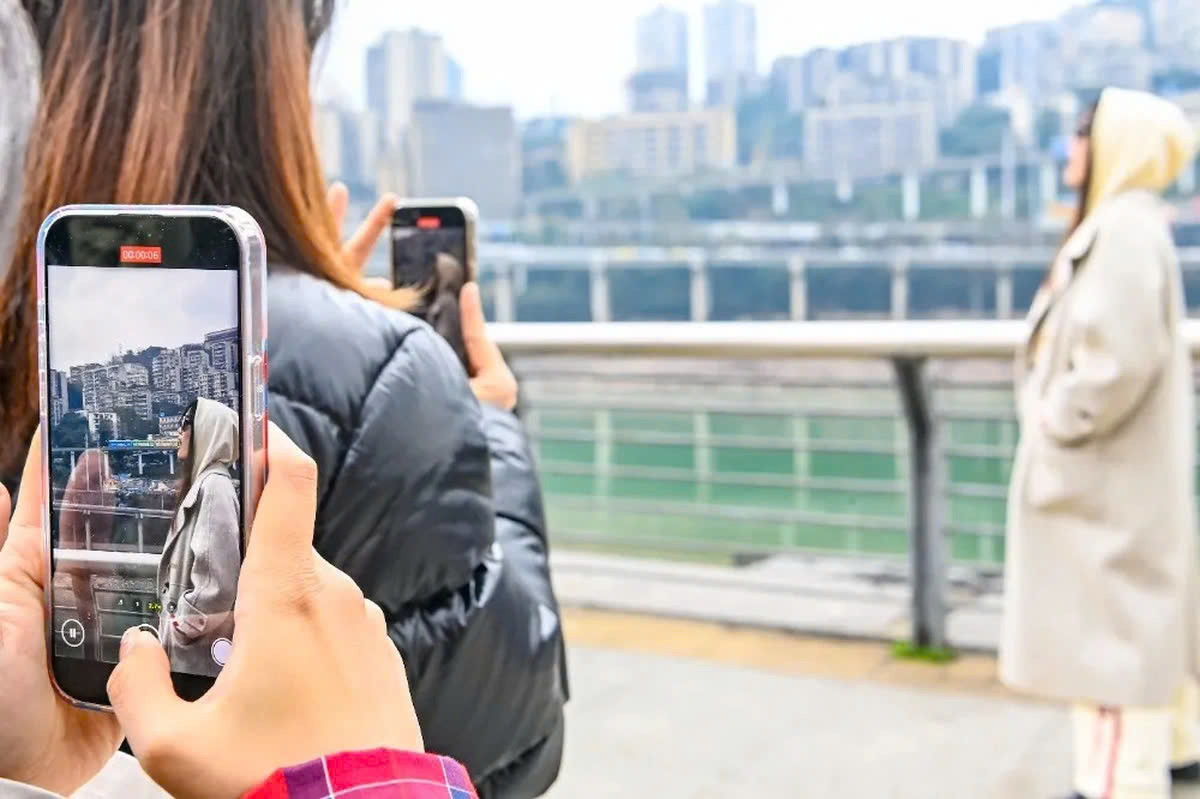 Được biết, nhà ga Liziba, thuộc tuyến tàu điện ngầm số 2 của thành phố Trùng Khánh, là một công trình kiến trúc đặc biệt. Ga tàu này được tích hợp vào một tòa nhà chung cư 19 tầng. Ảnh Qi Lansen