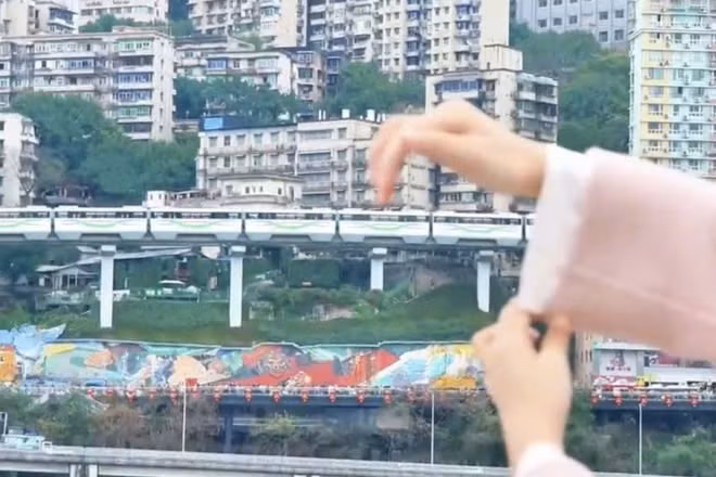 Sự sáng tạo không dừng lại ở đó, nhiều bạn trẻ còn thử nghiệm các biến thể khác như “cho tàu vào tay áo” hay “dùng tay đẩy lùi đoàn tàu”, mang đến những hình ảnh vô cùng độc đáo và hài hước. Ảnh QQ