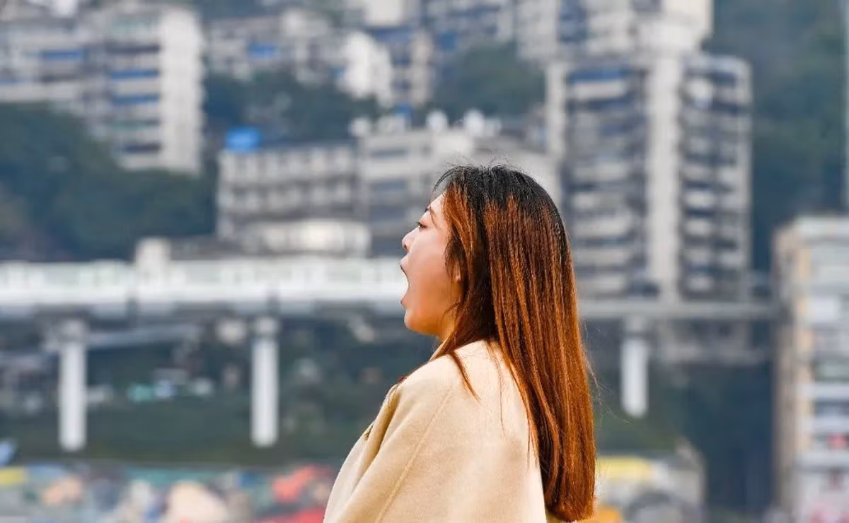 Để đu trend này, du khách chỉ cần há miệng thật to để tạo ảo giác "nuốt tàu điện". Ảnh Qi Lansen