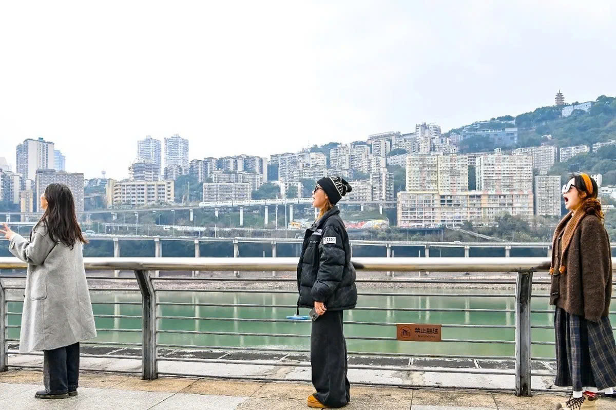 Người dân địa phương và du khách xếp hàng chờ đợi để có thể chụp ảnh hoặc quay lại cảnh họ " nuốt tàu điện" độc đáo. Ảnh Qi Lansen