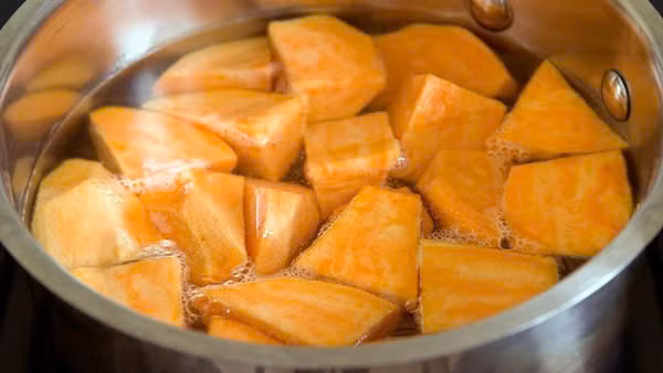 Theo chuyên gia dinh dưỡng, lượng protein trong nước khoai lang luộc có thể hạn chế sự thèm ăn hiệu quả, từ đó giúp kiểm soát cân nặng và ngăn chặn tình trạng tăng cân nhanh. Nước luộc khoai lang còn có chứa peptide được sản xuất trong quá trình đun sôi. Chất này có thể giúp kiểm soát quá trình chuyển hóa chất béo. Ảnh minh họa