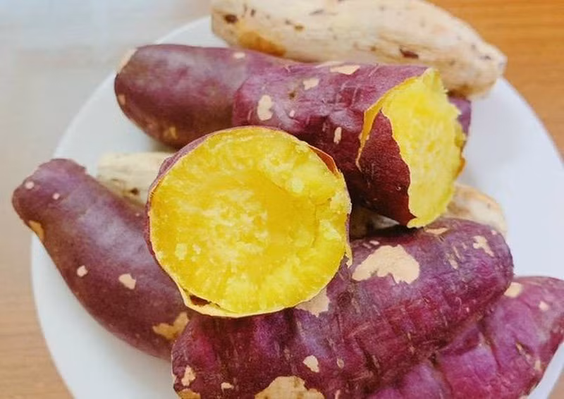 Bên cạnh việc uống nước khoai lang, cũng nên ăn củ khoai lang thay cơm. Bởi khoai lang giúp ổn định đường huyết: Khoai lang là lựa chọn tuyệt vời cho những người mắc bệnh tiểu đường. Chúng đã được chứng minh là giúp giảm và điều chỉnh lượng đường trong máu. Ảnh minh họa