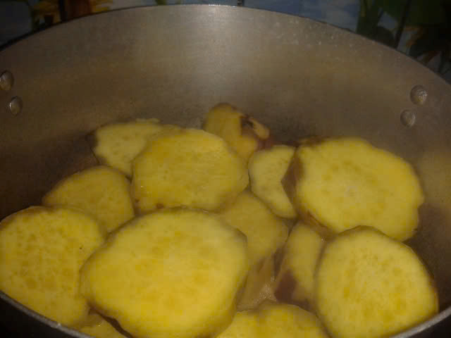 Nước khoai lang luộc có thể uống hàng ngày thay cho nước lọc. Nước nấu xong nên uống hết trong ngày. Uống như vậy liên tục trong khoảng 10 ngày, mỡ thừa sẽ từ từ tiêu giảm. Ảnh minh họa