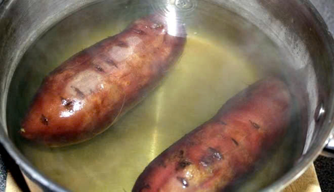 Cách làm nước luộc khoai lang vô cùng đơn giản. Khoai lang rửa sạch, bỏ vỏ, cắt từng khúc nhỏ vừa ăn. Cho khoai vào nước và đun sôi lên. Đến khi nước sôi thì vặn nhỏ lửa lại đợi khoai chín và để các dưỡng chất trong khoai ngấm vào nước. Cho thêm 1 thìa muối vào nồi rồi tắt bếp. Cuối cùng, vớt khoai ra đĩa và đổ nước vào bình để uống dần. Ảnh minh họa