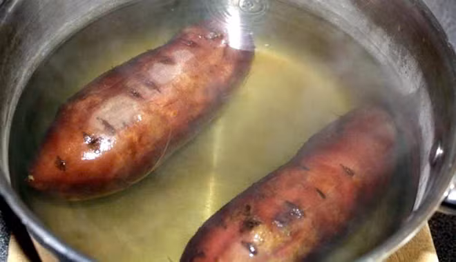 Cách làm nước luộc khoai lang vô cùng đơn giản. Khoai lang rửa sạch, bỏ vỏ, cắt từng khúc nhỏ vừa ăn. Cho khoai vào nước và đun sôi lên. Đến khi nước sôi thì vặn nhỏ lửa lại đợi khoai chín và để các dưỡng chất trong khoai ngấm vào nước. Cho thêm 1 thìa muối vào nồi rồi tắt bếp. Cuối cùng, vớt khoai ra đĩa và đổ nước vào bình để uống dần. Ảnh minh họa