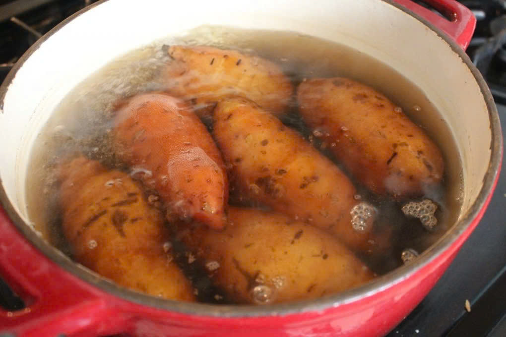 Ngoài ra, nước khoai lang còn chứa nhiều chất dinh dưỡng như như beta-carotene, vitamin A, C, các vitamin nhóm B, magiê, mangan, kali, chất xơ… giúp nuôi dưỡng làn da, tăng độ đàn hồi, giữ da luôn săn chắc và mịn màng. Ảnh minh họa