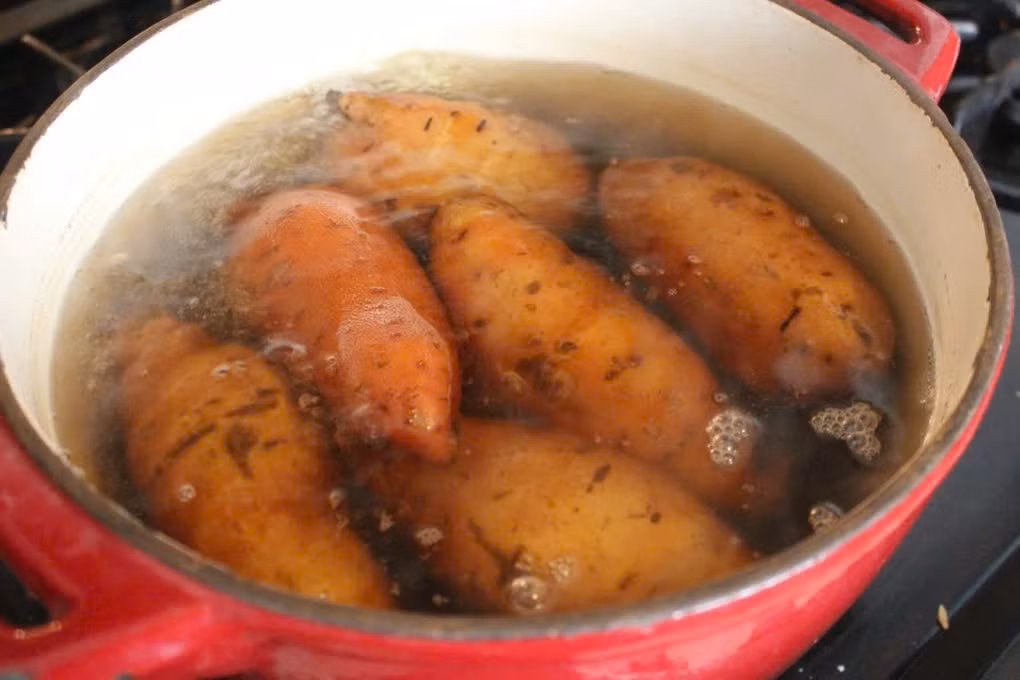 Ngoài ra, nước khoai lang còn chứa nhiều chất dinh dưỡng như như beta-carotene, vitamin A, C, các vitamin nhóm B, magiê, mangan, kali, chất xơ… giúp nuôi dưỡng làn da, tăng độ đàn hồi, giữ da luôn săn chắc và mịn màng. Ảnh minh họa