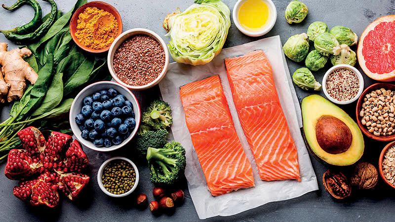  Trở lại chế độ ăn lành mạnh: Sau kỳ nghỉ Tết với những bữa ăn nhiều chất đạm, đồ ăn chế biến sẵn, nhiều dầu mỡ, bánh kẹo… mọi người có thể thanh lọc cơ thể bằng cách ăn nhiều rau xanh và trái cây, uống một số loại nước như chanh muối, nước detox trái cây… Nếu cơ thể vẫn cảm thấy mệt mỏi bạn có thể bổ sung Omega-3, vitamin và khoáng chất vào thực đơn hàng ngày. Ảnh minh họa