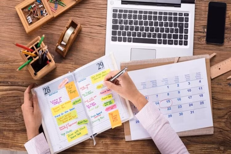  Lên kế hoạch làm việc cụ thể: Kỳ nghỉ kéo dài có thể tác động tới sức khỏe và hiệu suất làm việc của bạn. Để tránh rơi vào tình trạng "trống rỗng" sau Tết, cần duy trì sức khỏe, sự tỉnh táo, năng suất làm việc để kiểm soát các kế hoạch của mình. Hãy vạch ra vài gạch đầu dòng cho những công việc cần ưu tiên trong ngày. Như vậy vào ngày hôm sau bạn sẽ rất tự tin bắt tay vào thực hiện công việc của mình. Ảnh minh họa