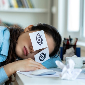 Sau nhiều ngày thức khuya, ăn uống thất thường và quen với sự thoải mái, việc trở lại guồng quay công việc hàng ngày là thử thách lớn với nhiều người. Cảm giác mệt mỏi, uể oải, thiếu động lực thậm chí còn kéo dài nhiều ngày sau Tết, ảnh hưởng đến hiệu suất làm việc. Ảnh minh họa