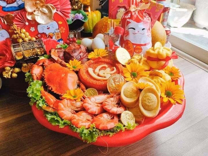 Dân gian còn có tục mua vàng đặt lên bàn thờ lúc cúng để xin lộc thần Tài, cúng xong mang trên người để được may mắn quanh năm. Ảnh Internet