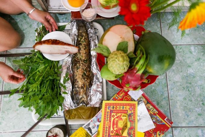 Với truyền thống của người miền Nam, mâm cúng Thần Tài đầy đủ ngoài những lễ vật trên thì không thể thiếu món cá lóc nướng. Ảnh Internet