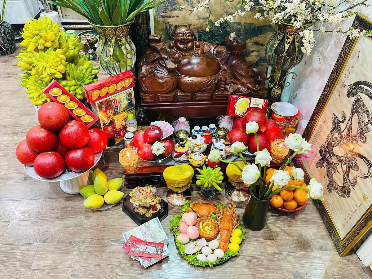 Đặc biệt, trong mâm cúng ngày vía Thần Tài thường có bộ tam sên. Bộ tam sên (tam sinh, tam sanh) là một nét văn hoá đặc biệt của người dân Nam Bộ trong phong tục cúng thần Tài; biểu trưng cho Thổ - Thuỷ - Thiên, được hiểu là 3 loài vật sinh sống ở 3 môi trường hoàn toàn khác nhau, mang ý nghĩa linh thiêng trong nghi lễ cúng bái. Ảnh Internet