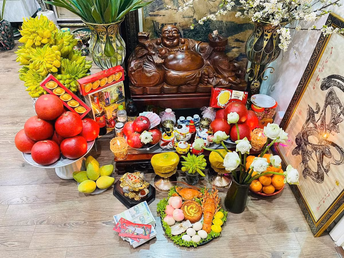 Đặc biệt, trong mâm cúng ngày vía Thần Tài thường có bộ tam sên. Bộ tam sên (tam sinh, tam sanh) là một nét văn hoá đặc biệt của người dân Nam Bộ trong phong tục cúng thần Tài; biểu trưng cho Thổ - Thuỷ - Thiên, được hiểu là 3 loài vật sinh sống ở 3 môi trường hoàn toàn khác nhau, mang ý nghĩa linh thiêng trong nghi lễ cúng bái. Ảnh Internet