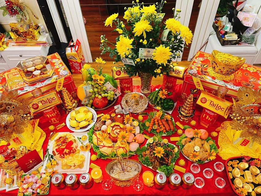 Ngoài ra, mâm cúng Thần Tài ngày vía Thần Tài (mồng 10 tháng Giêng) cần phải có rượu, hoa cúc, vàng giấy. Một đĩa tỏi sống từ 5 củ trở lên. Một đĩa sâu lòng đựng nước, thả cánh hoa để "tụ khí". Ảnh Internet