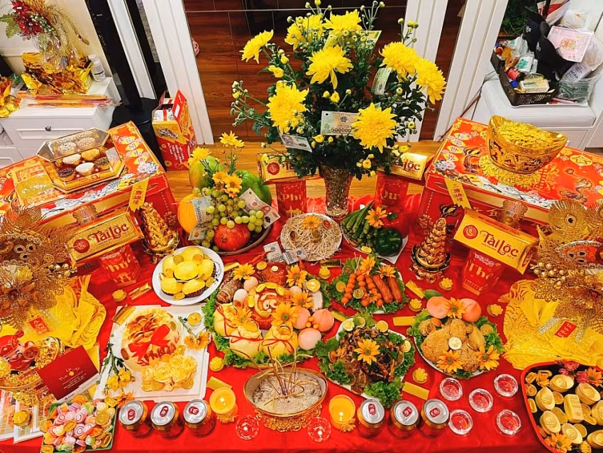 Ngoài ra, mâm cúng Thần Tài ngày vía Thần Tài (mồng 10 tháng Giêng) cần phải có rượu, hoa cúc, vàng giấy. Một đĩa tỏi sống từ 5 củ trở lên. Một đĩa sâu lòng đựng nước, thả cánh hoa để "tụ khí". Ảnh Internet