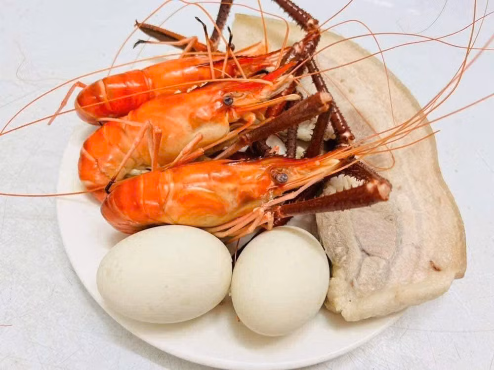 Ba con tôm luộc hoặc một con cua luộc, đại diện cho loài sinh vật sống dưới nước (Thủy) và thấp sinh (sinh ra ở nơi ẩm thấp).