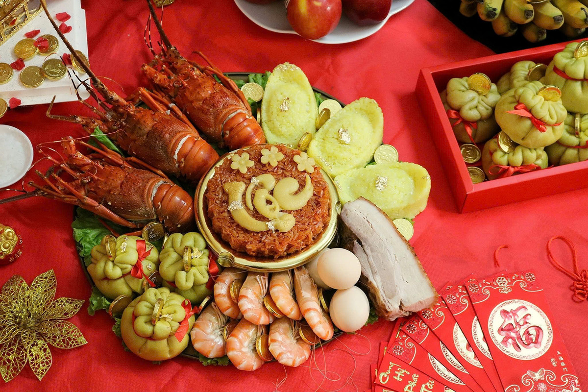 Vào ngày này, mọi người thường trang hoàng nhà cửa sạch sẽ, bày biện mâm cúng để cảm tạ những phước lành mà Thần Tài mang đến cho năm trước và cầu mong sự may mắn về tài lộc cho năm sau. Ảnh Internet