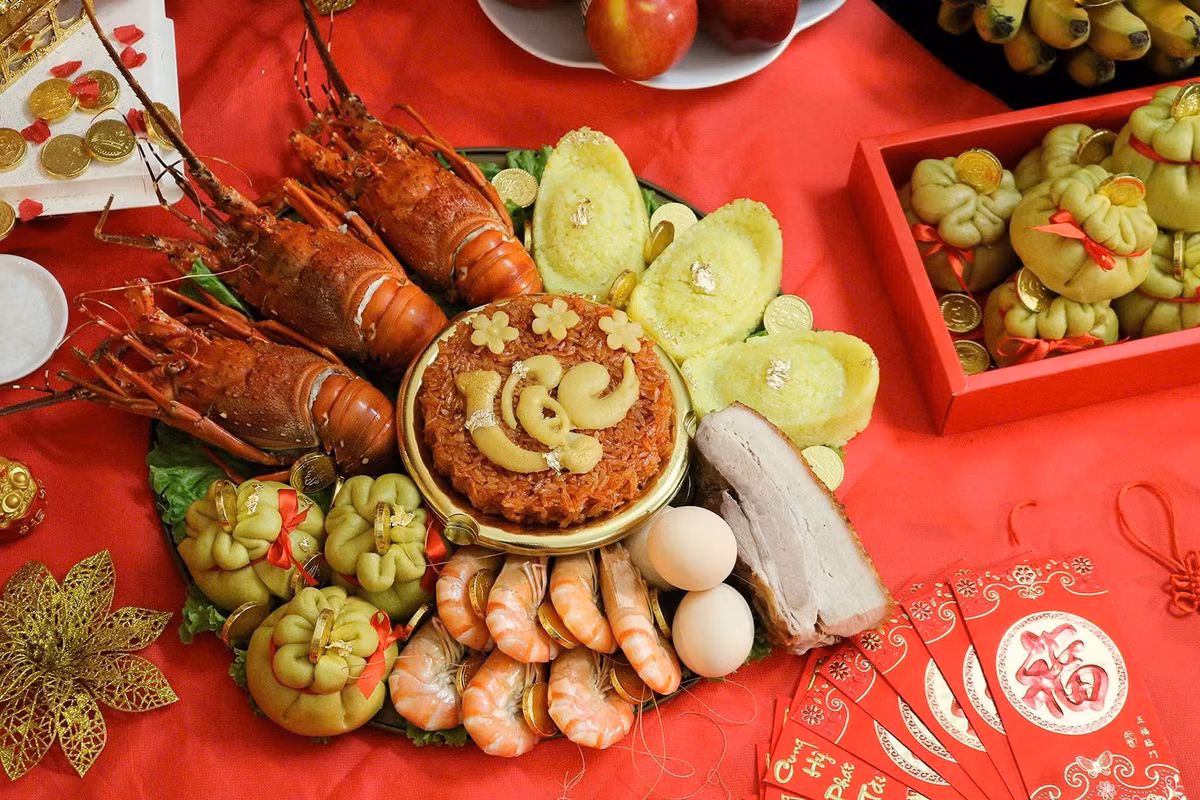 Vào ngày này, mọi người thường trang hoàng nhà cửa sạch sẽ, bày biện mâm cúng để cảm tạ những phước lành mà Thần Tài mang đến cho năm trước và cầu mong sự may mắn về tài lộc cho năm sau. Ảnh Internet