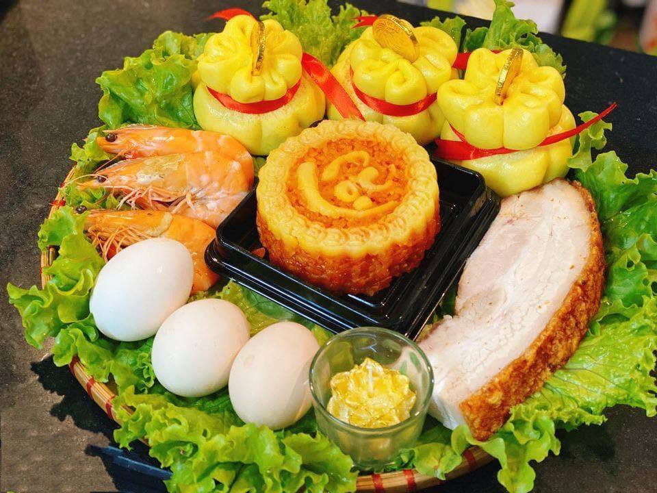 Mặc dù bộ tam sên là lễ vật truyền thống và thường có trong mâm cúng vía Thần Tài, nhưng không bắt buộc phải có. Việc có nên chuẩn bị hay không tùy thuộc vào quan niệm, phong tục từng gia đình hoặc từng vùng miền. Một số gia chủ có thể thay thế hoặc lược bớt bộ tam sên nhưng vẫn đảm bảo các lễ vật khác để thể hiện lòng thành kính với Thần Tài. Ảnh Internet