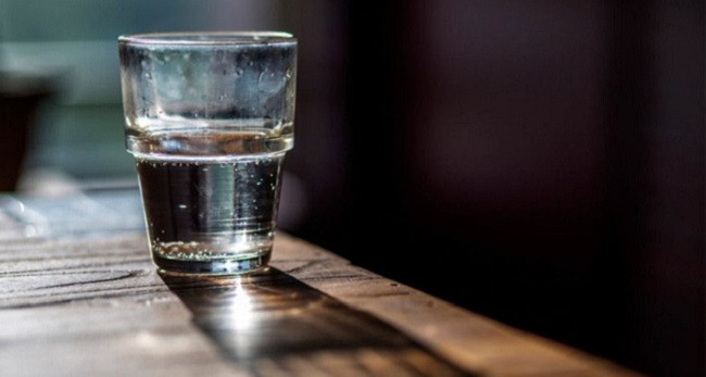  Nước để qua đêm tưởng chừng không có nhiều tác hại nhưng nếu thường xuyên uống loại nước này thì rất có thể bạn đã ăn phải rất nhiều vi khuẩn vào cơ thể. Ảnh minh họa