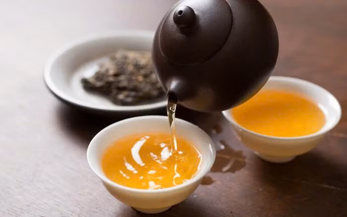  Trà đặc chứa nhiều florua, nếu bạn uống thường xuyên có thể gây hại cho thận bởi đây là cơ quan bài tiết chính florua. Khi cơ thể thu nạp lượng florua vượt quá khả năng bài tiết của thận sẽ khiến chất này tích tụ vào trong cơ thể của bạn và ảnh hưởng đến chức năng của thận. Ảnh minh họa