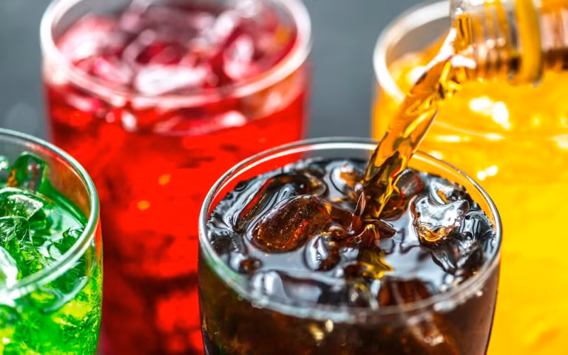  Nước ngọt có ga: Dù có thể tạm thời giải tỏa mệt mỏi về tinh thần, nhưng đồ uống có ga thường chứa lượng đường rất cao, ảnh hưởng xấu đối với cơ thể. Ảnh minh họa