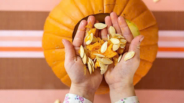  Hạt bí ngô cung cấp cho cơ thể một lượng lớn kẽm giúp cơ thể tổng hợp protein có lợi cho sức khỏe của móng chân và móng tay. Bởi vậy, thường xuyên tí tách vài hại bí ngô không chỉ giải quyết vấn đề khoái khẩu mà chúng còn là biện pháp chăm sóc móng tay xinh hiệu quả. Ảnh minh họa