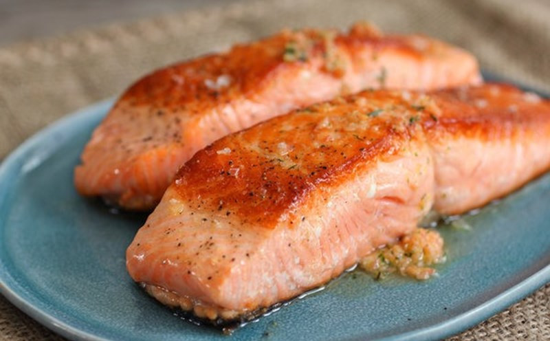  Cá hồi là loại thực phẩm giàu Omega-3, vitamin B và biotin - những thành phần này giúp làm dày lớp sừng, chấm dứt tình trạng móng bị mỏng, giòn, dễ gãy. Bên cạnh đó, selen và đồng trong cá hồi giúp hỗ trợ trong việc sản xuất collagen, thúc đẩy sự tăng trưởng của móng tay. Ảnh minh họa