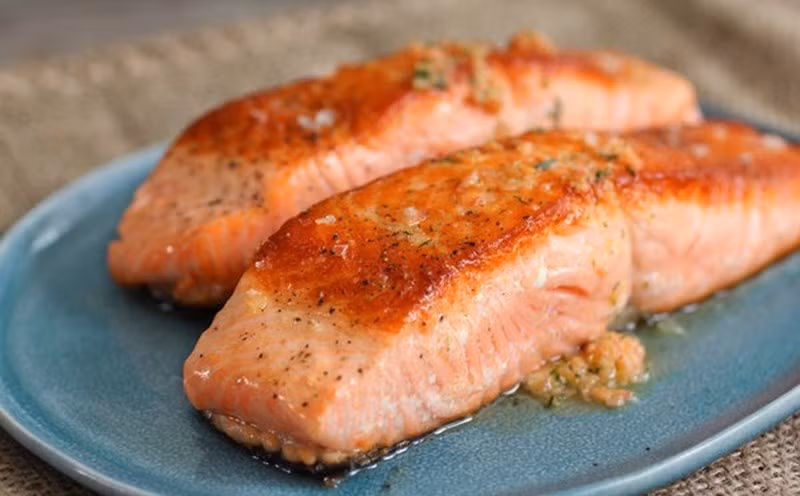  Cá hồi là loại thực phẩm giàu Omega-3, vitamin B và biotin - những thành phần này giúp làm dày lớp sừng, chấm dứt tình trạng móng bị mỏng, giòn, dễ gãy. Bên cạnh đó, selen và đồng trong cá hồi giúp hỗ trợ trong việc sản xuất collagen, thúc đẩy sự tăng trưởng của móng tay. Ảnh minh họa