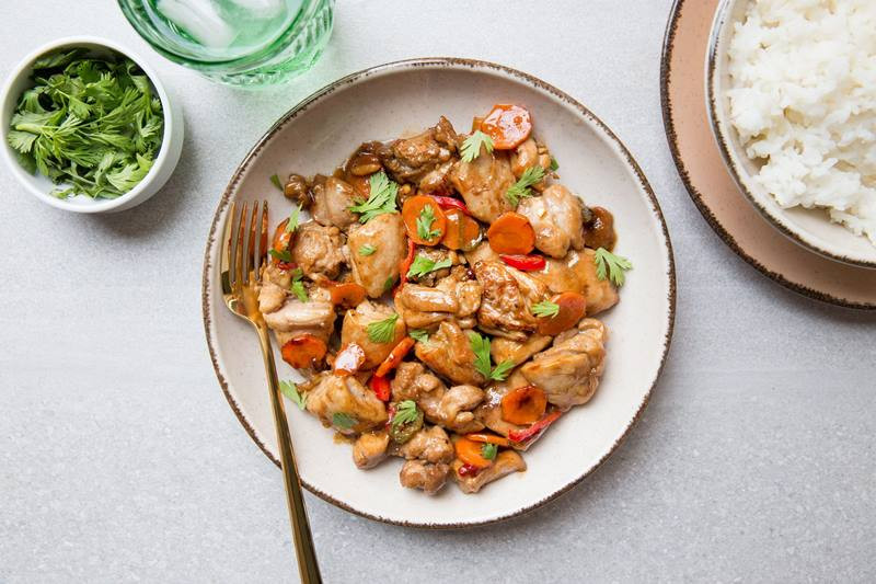  Thịt gà cung cấp nguồn protein giúp móng tay chắc khỏe và giữ được độ bóng tự nhiên. Một số thực phẩm khác cũng giàu protein như trứng, hải sản, các loại hạt hoặc ngũ cốc nguyên hạt bạn nên bổ sung vào chế độ ăn uống hàng ngày. Ảnh minh họa