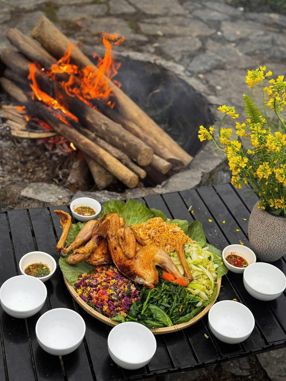 Không chỉ được chiêm ngưỡng khung cảnh lãng mạn, đến với Bắc Hà mùa hoa mận, du khách còn có cơ hội trải nghiệm những nét văn hóa đặc trưng của đồng bào dân tộc nơi đây. Những phiên chợ vùng cao nhộn nhịp sắc màu, những món ăn đặc sản như thắng cố, mèn mén, rượu ngô… tất cả hòa quyện tạo nên một chuyến hành trình đầy thú vị. Ảnh Internet