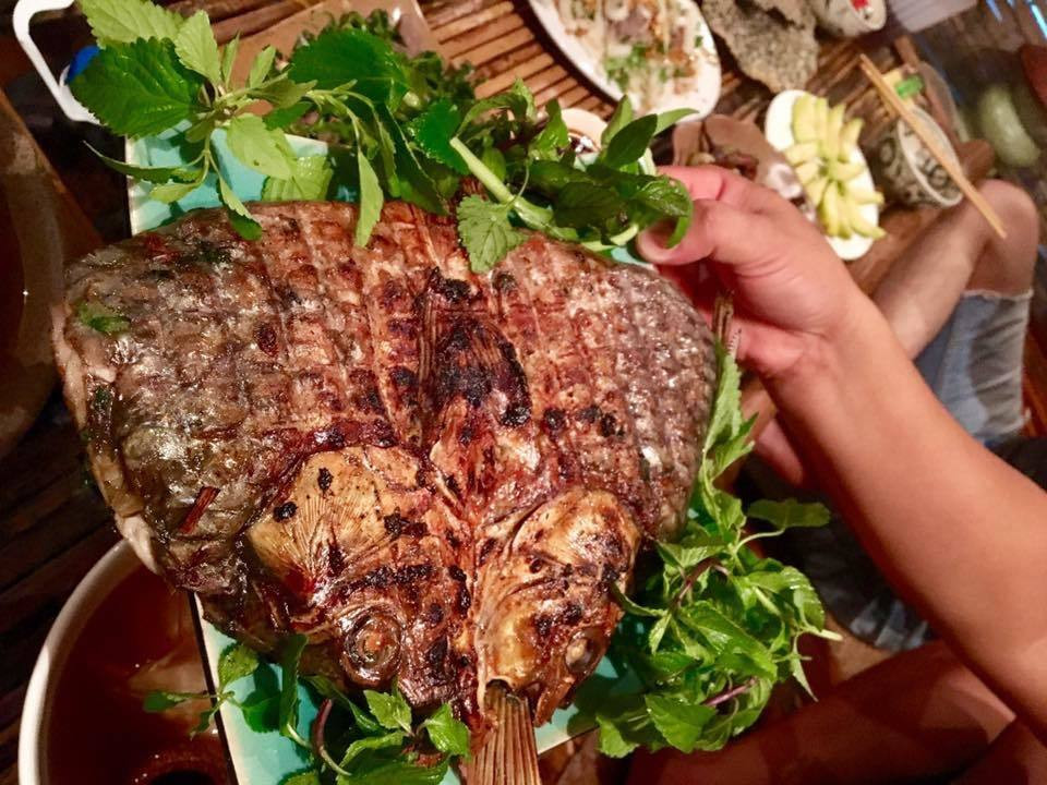 Độc đáo ngay từ tên gọi, Pa Pỉnh Tộp là một trong những đặc sản Điện Biên khiến nhiều người tò mò và mong muốn được thưởng thức. Tuy nhiên, tên gọi Pa Pỉnh Tộp thực chất chỉ món cá nướng. Để làm nên món ăn này, người dân Điện Biên sẽ dùng cá chép, cá trôi hoặc cá trắm. Sau công đoạn sơ chế, người chế biến sẽ cho hỗn hợp gia vị đã trộn sẵn bao gồm hạt mắc khén, rau mùi, rau thơm, hành lá... Cuối cùng là đem nướng lên bếp than để cá vàng đều, giòn rụm và có hương vị thơm ngon khó cưỡng. Ảnh Internet