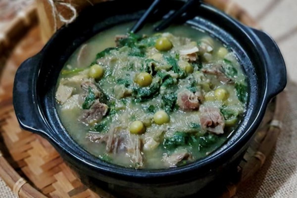 Khi đến Điện Biên, du khách đừng bỏ lỡ món canh bon được nấu từ da bò hoặc da trâu. Các thực phẩm này được cắt thành từng miếng nhỏ và nấu chín cùng với cây bon, các gia vị khác nhau để tạo ra hương vị đặc trưng. Ảnh Internet