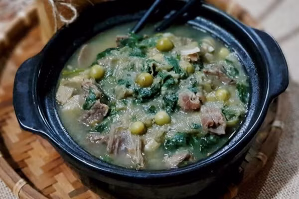 Khi đến Điện Biên, du khách đừng bỏ lỡ món canh bon được nấu từ da bò hoặc da trâu. Các thực phẩm này được cắt thành từng miếng nhỏ và nấu chín cùng với cây bon, các gia vị khác nhau để tạo ra hương vị đặc trưng. Ảnh Internet