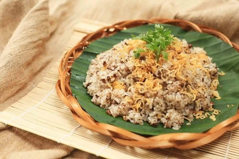 Món xôi chim truyền thống của người dân Điện Biên là sự kết hợp của hạt nếp nương và thịt chim ngói, tạo ra một món ăn ngon, bổ dưỡng. Ảnh Internet