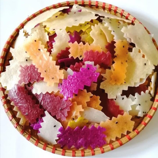 Bánh khẩu xén là một đặc sản độc đáo của đồng bào dân tộc Thái trắng ở thị xã Mường Lay, Điện Biên. Cái tên "khẩu xén" theo tiếng Thái có nghĩa là "cơm cắt", gợi lên hình ảnh những miếng bánh được cắt ra từ khối bột dẻo thơm. Loại bánh này không chỉ là món ăn ngon miệng mà còn mang đậm giá trị văn hóa truyền thống của người Thái. Ảnh Internet