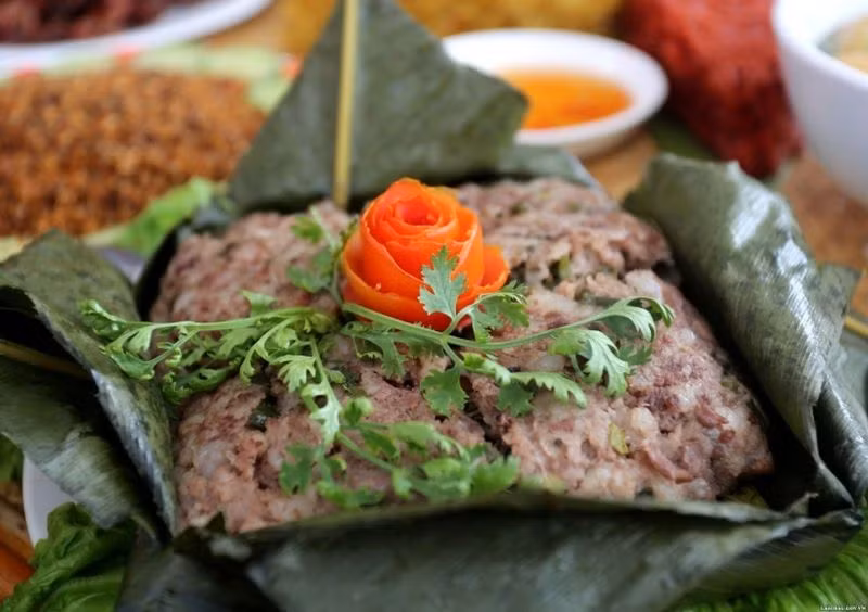Thịt lợn xay hấp lá chuối cũng là món đặc sản Điện Biên. Món này được làm từ thịt lợn xay nhuyễn, đem ướp với các loại gia vị, sau đó gói chặt trong các lớp lá chuối, tiếp tục mang đi chưng cách thuỷ trong 1 giờ là hoàn thành. Khi mở ra đảm bảo ai cũng mê mẩn mùi hương của thịt heo và lá chuối hòa quyện với nhau. Ảnh Internet
