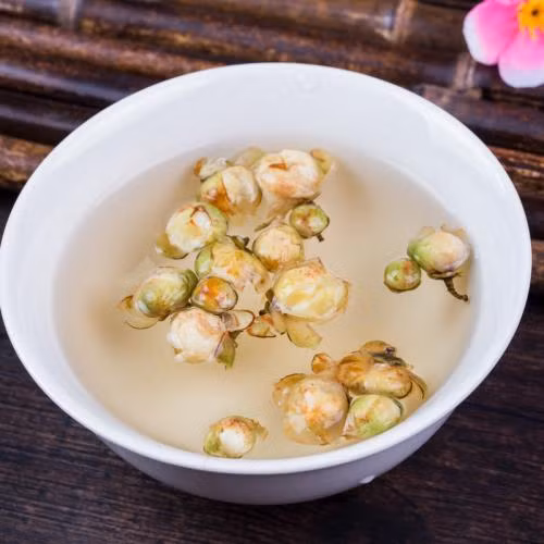  Trà hoa sen tuyết giúp xua tan căng thẳng, mệt mỏi và đẩy lùi lão hóa. Không những thế, còn tăng cường hệ miễn dịch, tránh được các bệnh liên quan đến phổi, thận, giúp duy trì cơ thể dẻo dai, khoẻ mạnh. Ngoài hỗ trợ cải thiện sinh lực cho nam giới, trà hoa sen tuyết còn giúp điều kinh cho phụ nữ, giúp chị em đánh bay mụn nhọt, giảm tình trạng nám da, sạm da để có được làn da mịn màng và tươi trẻ. Ảnh minh họa