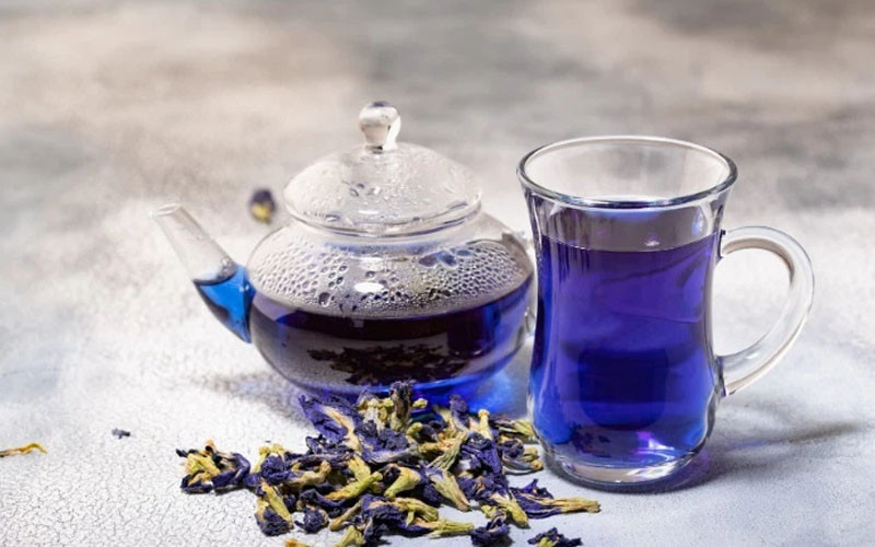 ##b###Trà hoa đậu biếc: Trong y học cổ truyền, hoa đậu biếc có tác dụng an thần, giảm căng thẳng và lo âu. Thưởng thức 1-2 tách trà hoa đậu biếc trước khi ngủ có thể giúp bạn thư giãn tinh thần và ngủ ngon hơn. Hoa đậu biếc cũng chứa hàm lượng chất chống oxy hóa cao, tốt cho sức khỏe da và tóc.