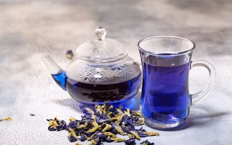  Trà hoa đậu biếc: Trong y học cổ truyền, hoa đậu biếc có tác dụng an thần, giảm căng thẳng và lo âu. Thưởng thức 1-2 tách trà hoa đậu biếc trước khi ngủ có thể giúp bạn thư giãn tinh thần và ngủ ngon hơn. Hoa đậu biếc cũng chứa hàm lượng chất chống oxy hóa cao, tốt cho sức khỏe da và tóc.