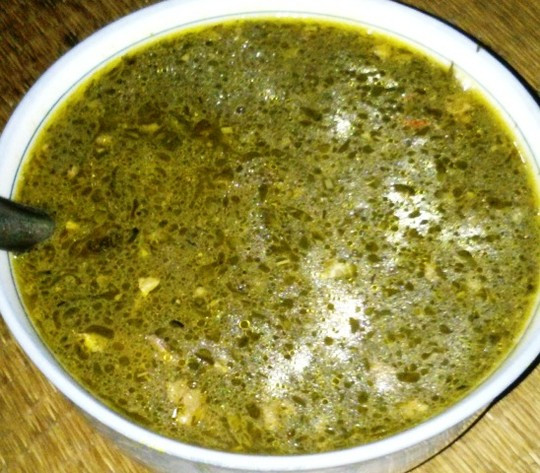 Canh tiết lá đắng là một món ăn đặc sản Lai Châu, món này khá khó ăn, nhưng ăn quen thì sẽ cảm nhận được vị ngọt, thơm bùi. Lá đắng được hái từ trên các khe rừng, khe suối về rửa sạch, thái nhỏ. Phần phổi lợn rửa thật sạch, băm nhỏ, sau đó trộn chung với phần tiết, bột ngọt, ớt, tiêu trong 10 phút trước khi đem nấu. Ảnh Internet