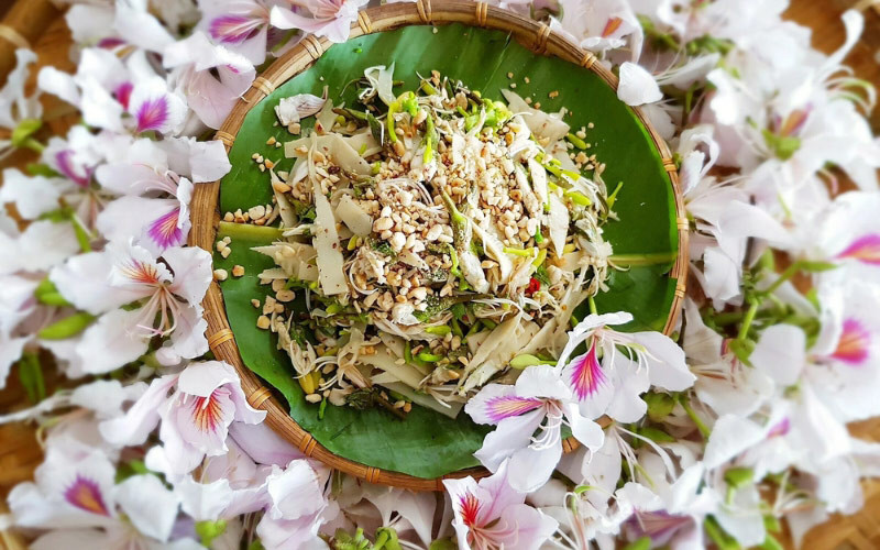 Nộm hoa ban cũng là món ăn cực ngon ở Lai Châu với đủ loại hương vị chua, cay, đắng, ngọt, mặn,…vô cùng hấp dẫn du khách. Nhờ vào nguồn sản vật thiên nhiên dồi dào sẵn có mà người dân tộc Thái ở Lai Châu đã sáng tạo ra món măng nộm hoa ban ngon, bổ, rẻ khó cưỡng lại với bất kỳ du khách nào.