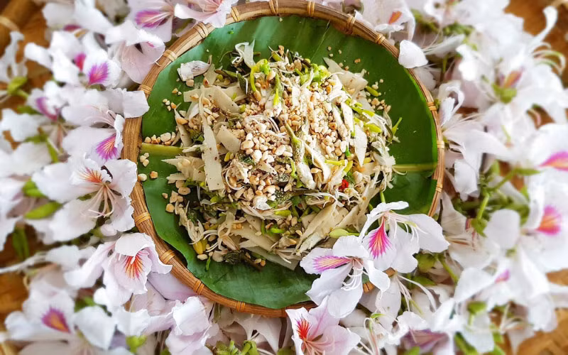 Nộm hoa ban cũng là món ăn cực ngon ở Lai Châu với đủ loại hương vị chua, cay, đắng, ngọt, mặn,…vô cùng hấp dẫn du khách. Nhờ vào nguồn sản vật thiên nhiên dồi dào sẵn có mà người dân tộc Thái ở Lai Châu đã sáng tạo ra món măng nộm hoa ban ngon, bổ, rẻ khó cưỡng lại với bất kỳ du khách nào.