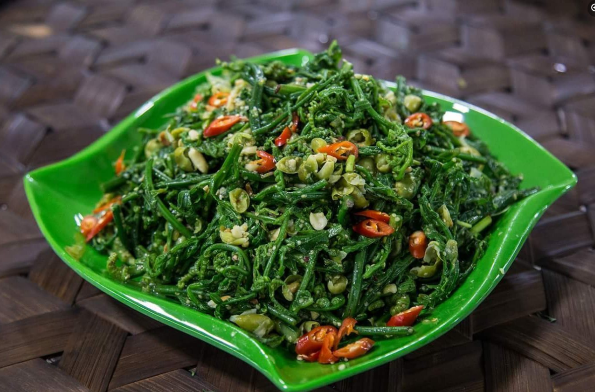 Nộm rau dớn là món ăn đặc trưng của người Thái ở Lai Châu nói riêng và của đồng bào Tây Bắc nói chung. Người Thái còn gọi rau dớn là “pắc cút”, một loại cây giống như cây dương xỉ, thân to, tán lá rộng, mặt lá có màu xanh nhẵn. Loại cây này chỉ mọc ở bờ suối, khe suối, nơi có độ ẩm cao. Ảnh Internet