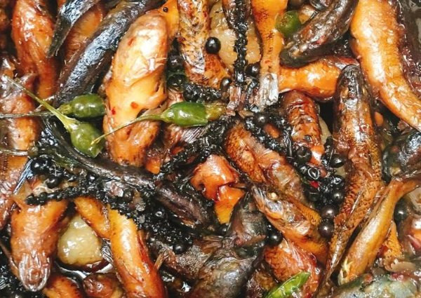 Nếu có dịp đến với huyện Phong Thổ, du khách chớ bỏ qua món cá bống vùi tro - đặc sản của đồng bào dân tộc Thái. Cá bống ở các con sông, suối, sau khi bắt về được sơ chế sạch sẽ và tẩm ướp với các gia vị đã được băm nhỏ như sả, ớt, gừng, hạt tiêu, mắc khén, húng… Sau khi ướp khoảng 15 - 30 phút, cá được gói gọn trong lá dong và vùi vào tro nóng, khoảng 30 phút lật một lần, cứ như thế vài lần cá sẽ chín. Ảnh Internet