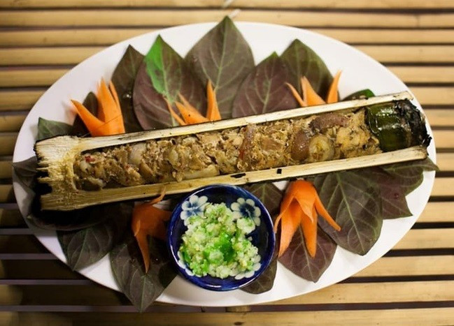 Một trong những món ngon ở Lai Châu khải kể đến Lam nhọ. Món ăn này được làm từ thịt bò hay thịt trâu. Để làm ra món ăn ngon này, người dân ở đây ướp thịt với nhiều loại nguyên liệu khác nhau. Như hạt mắc khén, gừng, rau bí, cà rừng… Sau đó cho thịt vào trong ống tre và nướng trong ống tre cho nhừ mới thôi. Món ăn này có đặc điểm phải ăn nóng mới ngon. Ảnh Internet