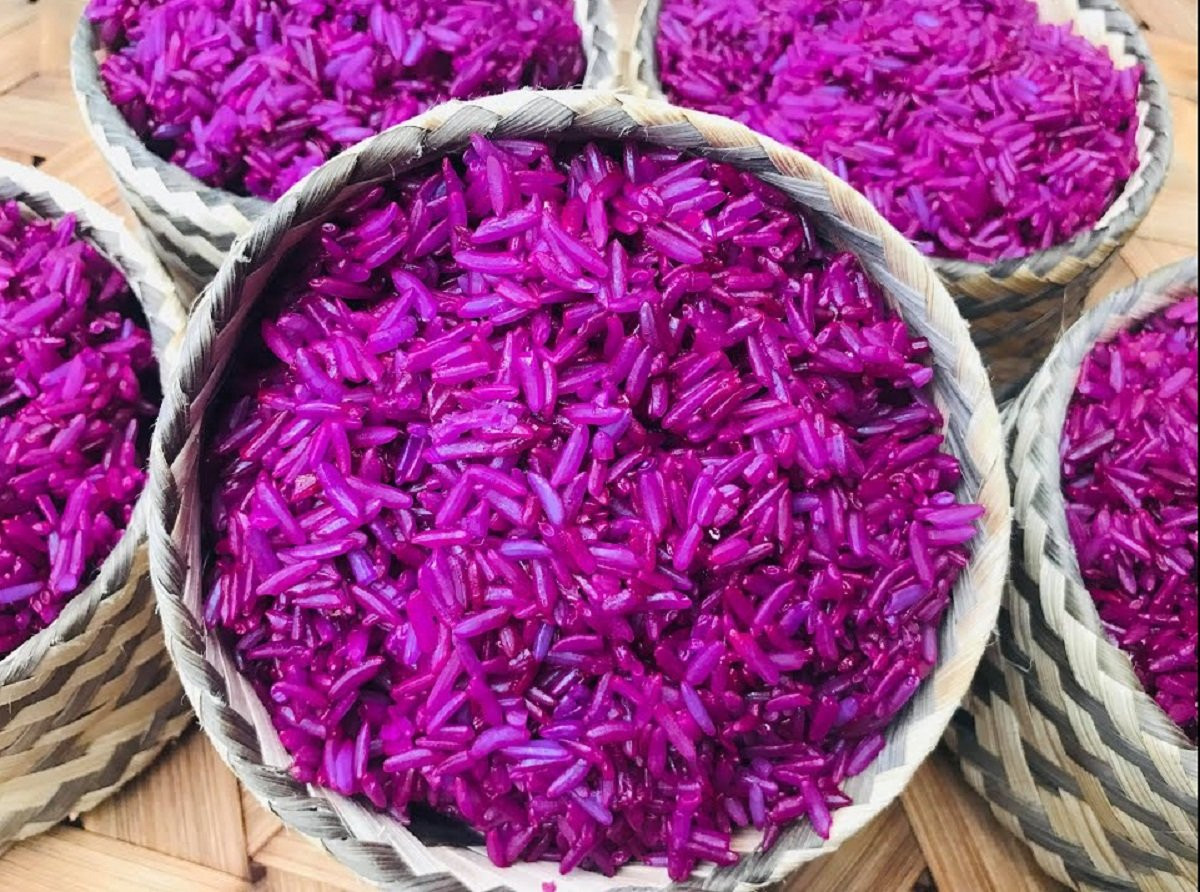  Nhắc đến các món ăn đặc sản Lai Châu không thể bỏ qua món xôi tím ngon trứ danh. Xôi có vị dẻo, thơm mùi nếp nương, vừa có màu tím bắt mắt. Đây là món ăn truyền thống được làm với những bí quyết riêng. Ảnh Internet