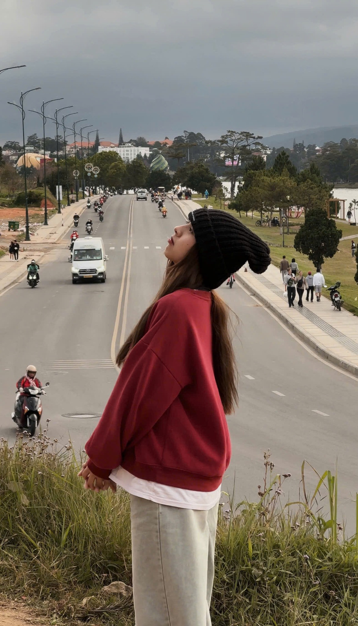 Dốc Sương Nguyệt Ánh được xem là vị trí chụp ảnh miễn phí nhưng "đắt giá" với tầm nhìn về phía con đường đẹp thơ mộng và hồ Xuân Hương. Ảnh Internet