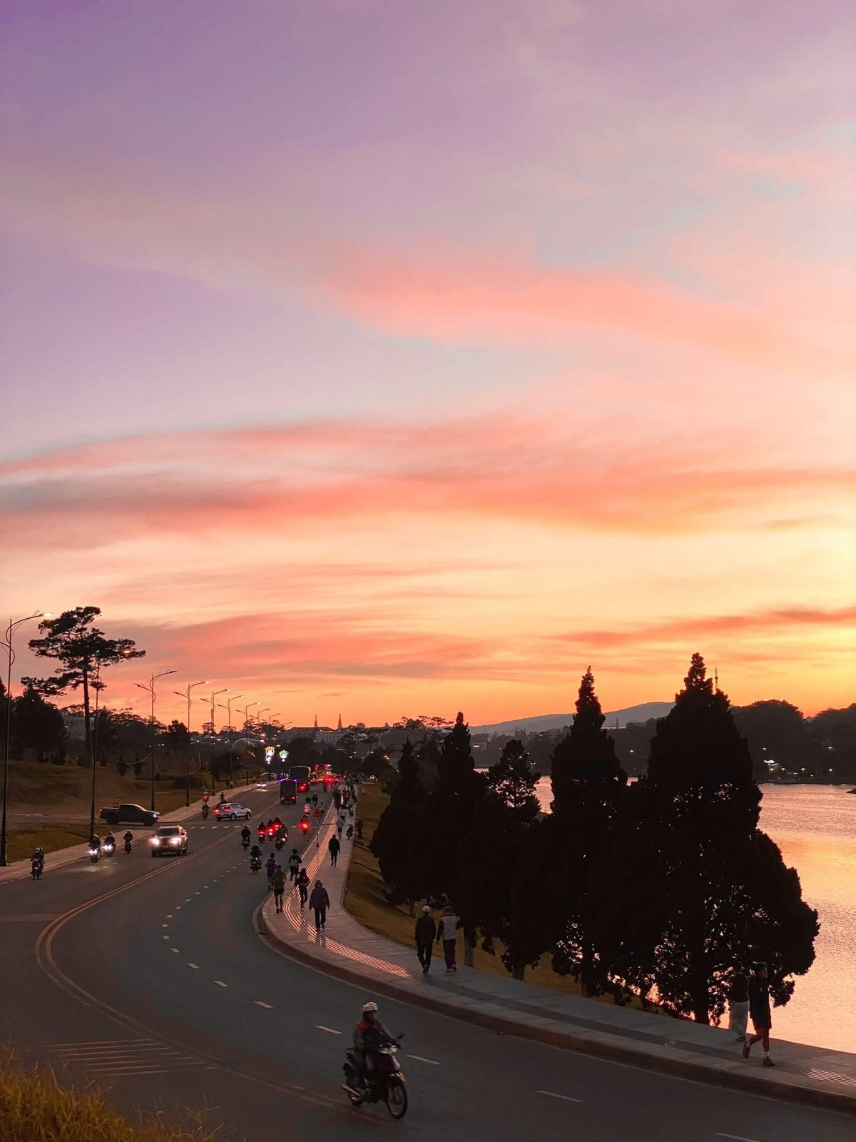 Bởi từ vị trí này có thể thấy view của con đường bên dưới luôn tấp nập người qua lại, view hồ Xuân Hương mộng mơ hay cả nụ atiso ở quảng trường Lâm Viên lấp ló phía xa. Đây cũng là địa điểm ngắm hoàng hôn rất đẹp tại Đà Lạt. Ảnh Dlian Phan